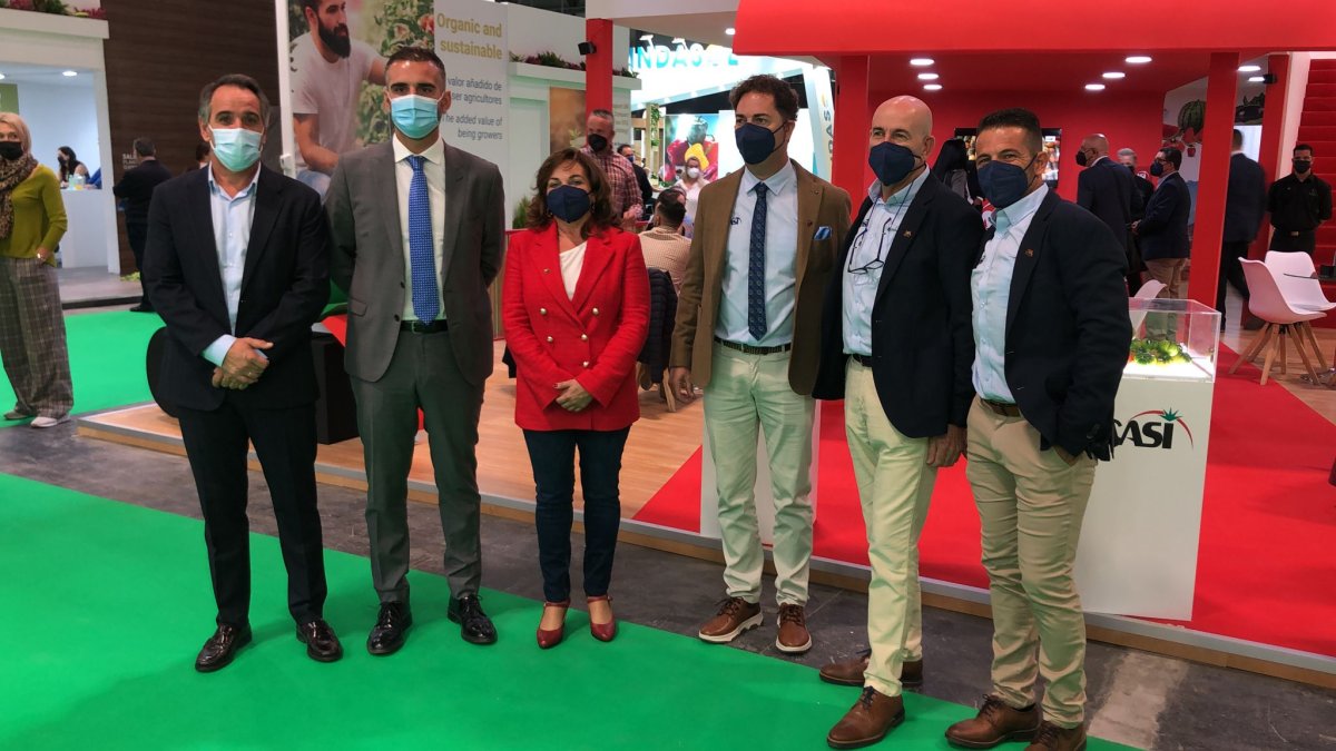 El alcalde y el concejal de Agricultura de Almería en el stand de CASI.