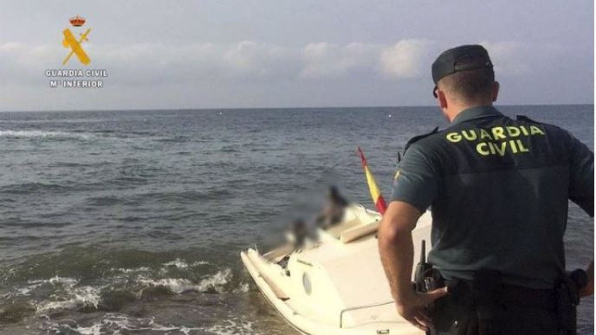 \'Patera-taxi\' que llegó al litoral de Carboneras en una imagen de archivo de la Guardia Civil.