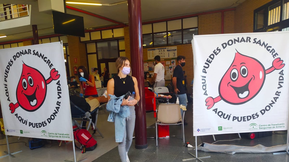 Joven estudiante en la Universidad de Almería asiste a la campaña de donación de sangre.