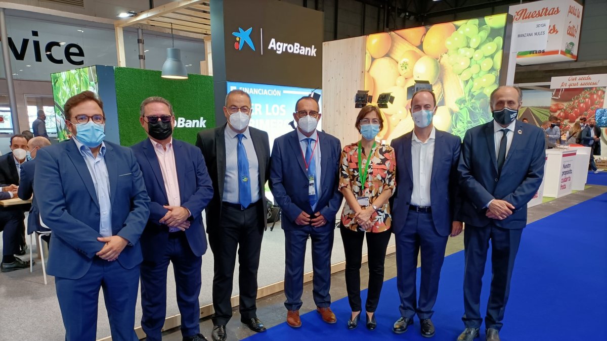 Foto de los premiados en el stand de AgroBank.