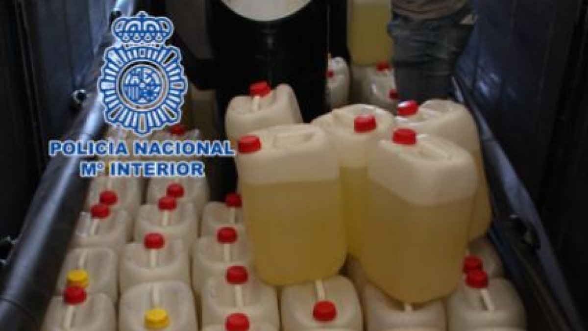 Encuentran una gran cantidad de bidones de combustible.