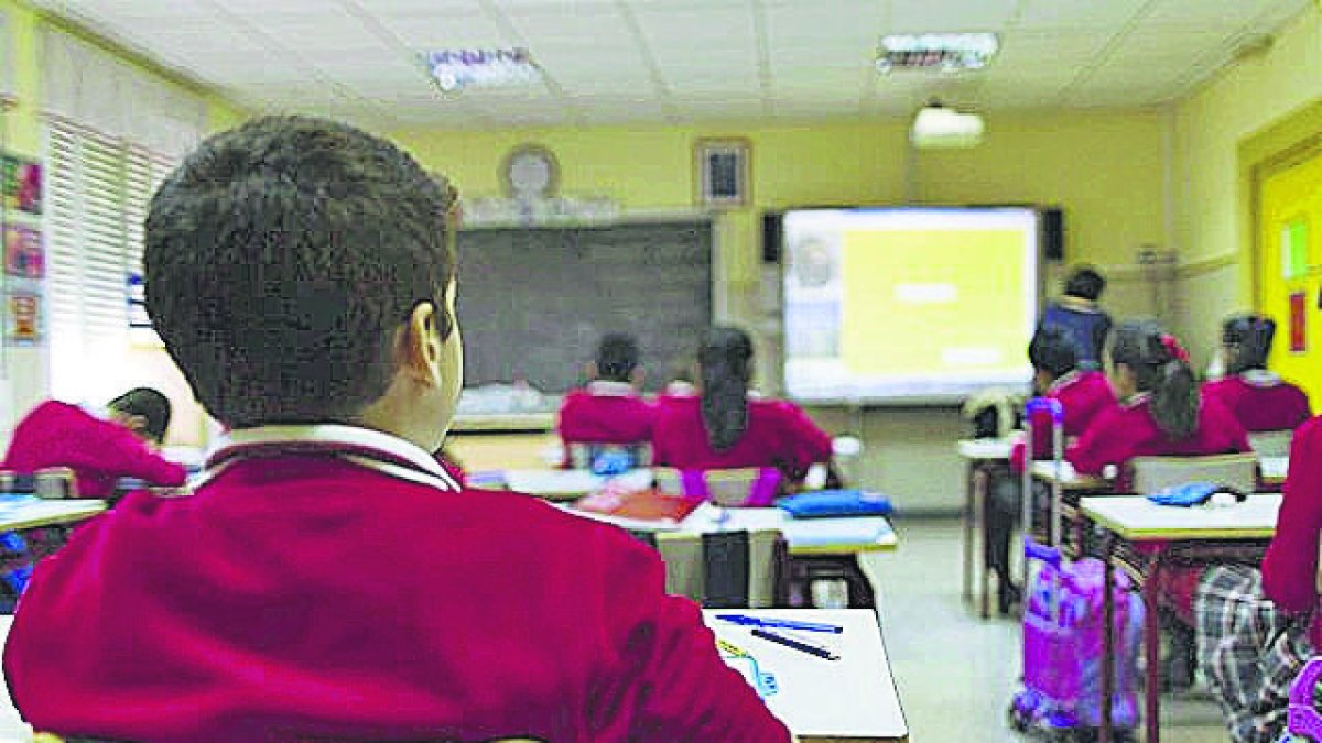 Los socialistas denuncian la constante eliminación de unidades educativas.