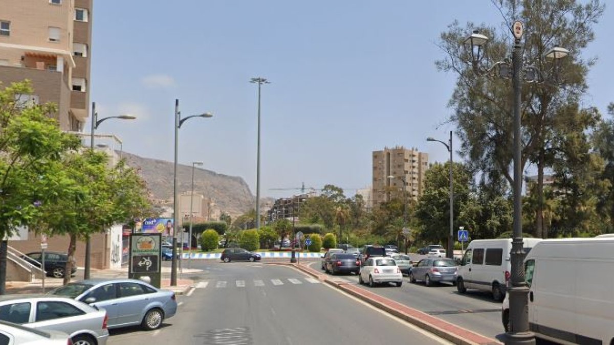 El conductor fue cazado por los agentes cuando circulaba por la Avenida Carlos III.