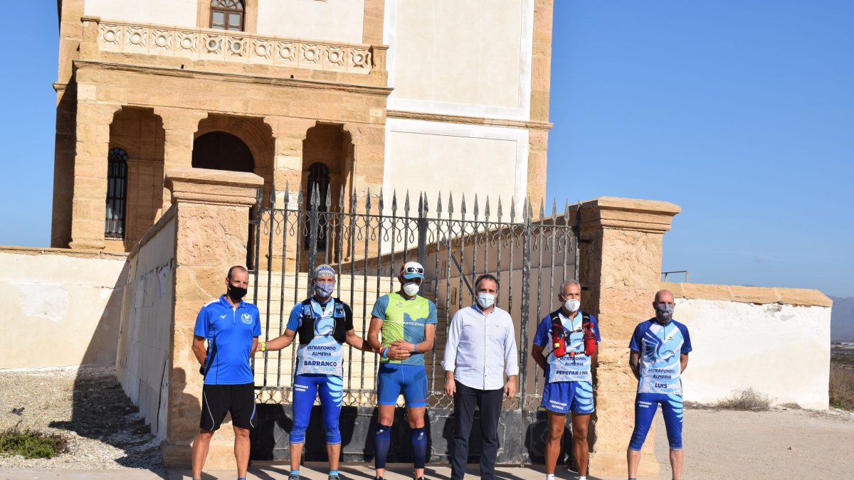 Ultrafondistas con el concejal el pasado año junto a la iglesia de Las Salinas.