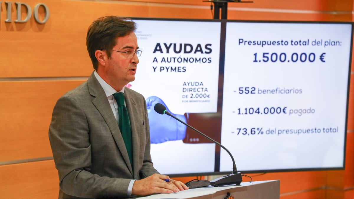 Paco Góngora, alcalde de El Ejido, haciendo balance de las ayudas entregadas.