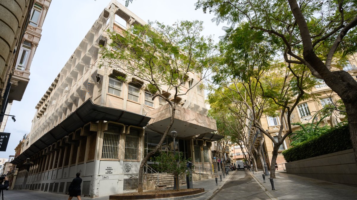 Fachada del inmueble de la antigua sede de Correos