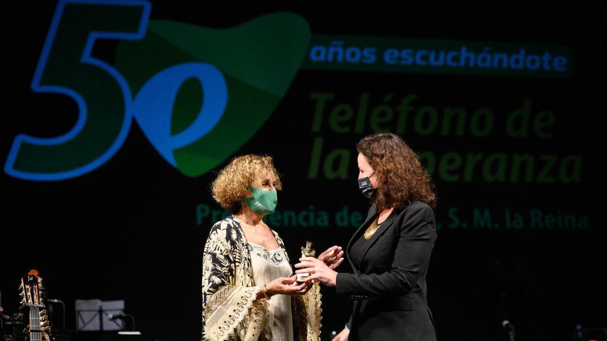 Entrega del reconocimiento al Ayuntamiento de Almería.