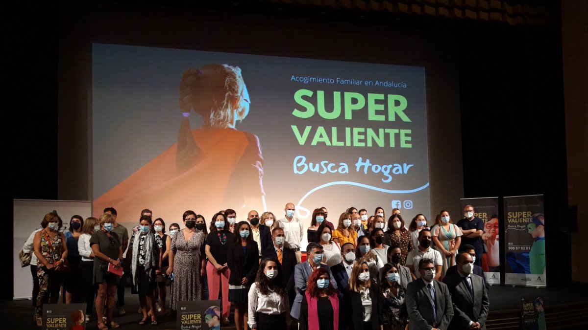 Foto de familia tras el acto de presentación de la campaña.