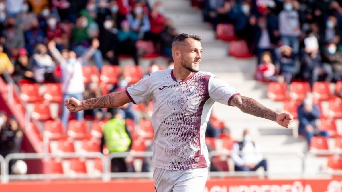 Stoichkov celebrando el sexto gol de su cuenta contra el Mirandés.