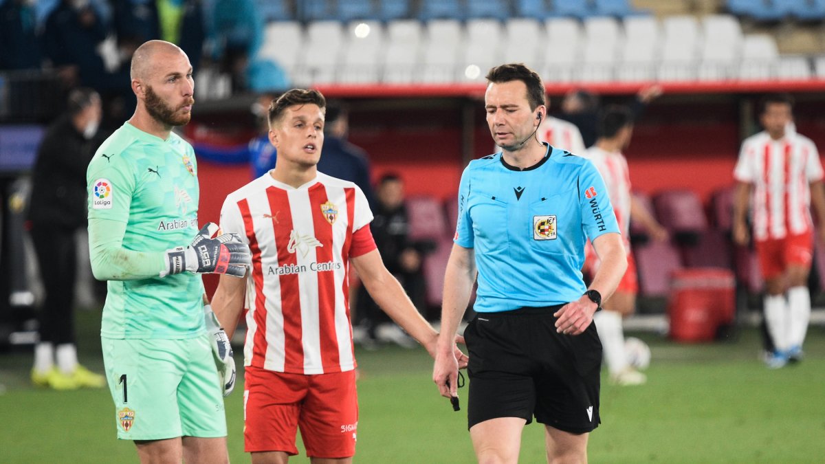 López Toca después del polémico penalti del Almería-Leganés.