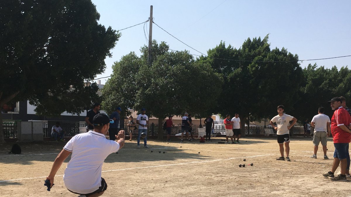 Los viejos talleres de la estación de tren se convirtieron en pistas para petanca. Foto de V.N.