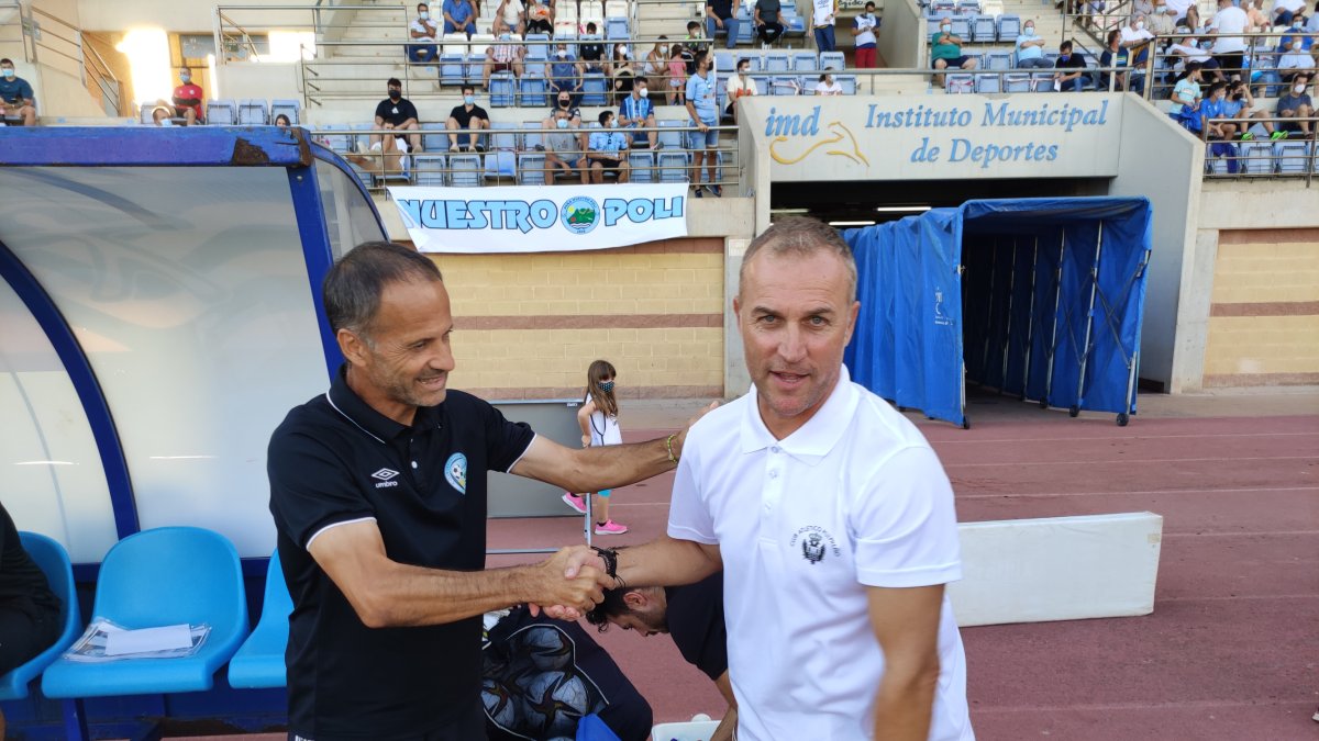 Fran Alcoy saluda a Sebas López en el derbi.