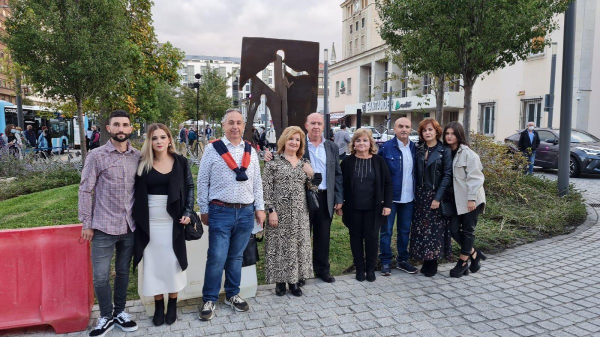 Familiares en el monumento.