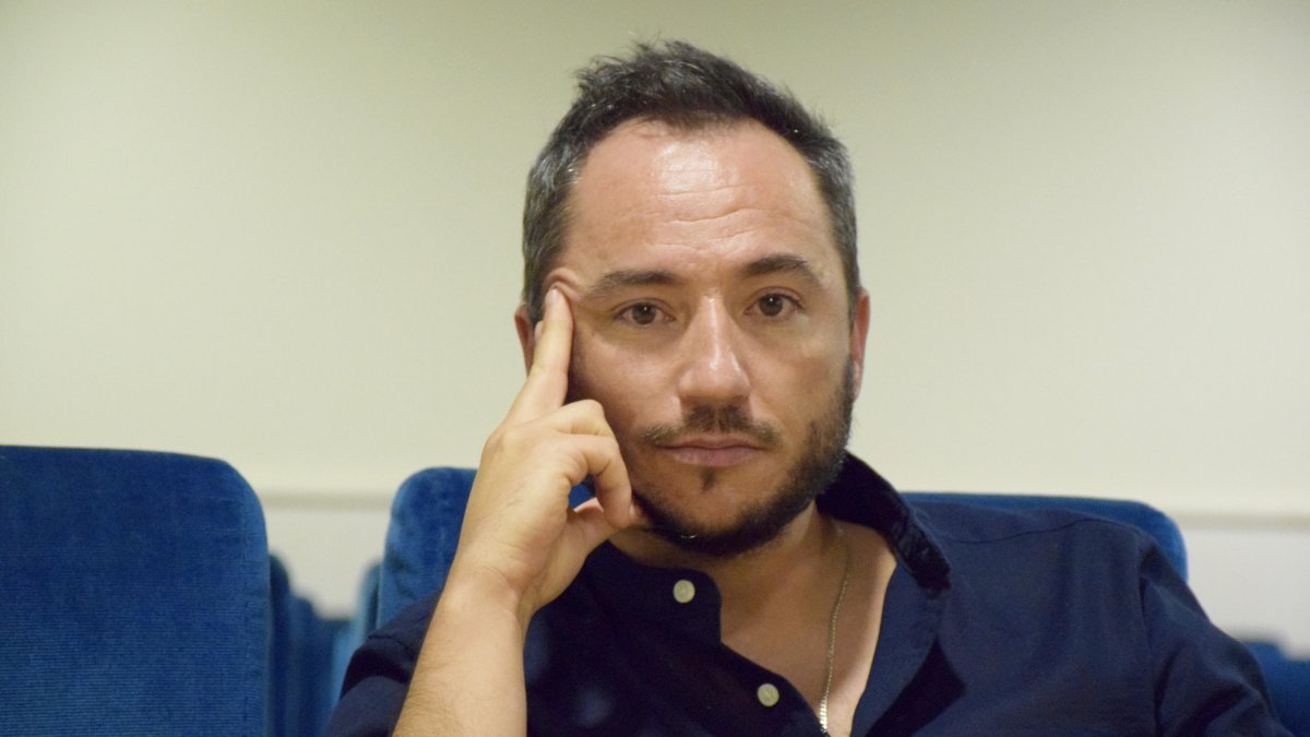 Ricardo Arqueros en las butacas de la futura Sala Valle-Inclán, ubicada en la sede de Inartesca.