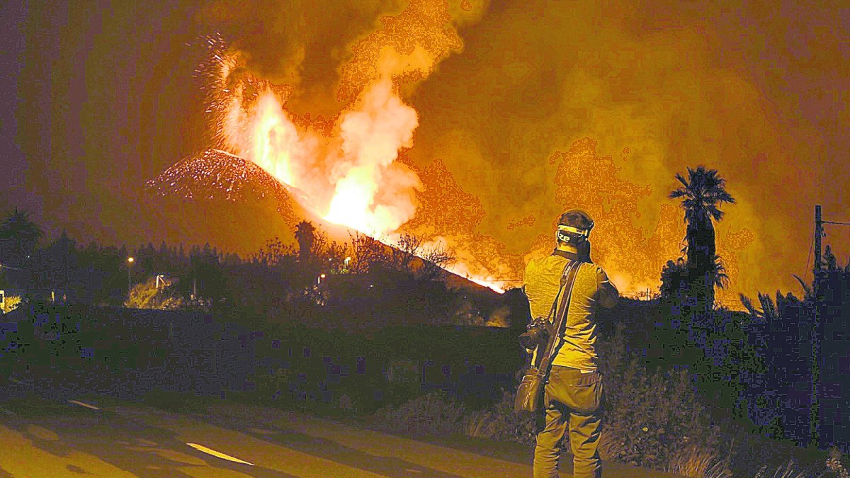 El fotógrafo almeriense al pie del volcán.