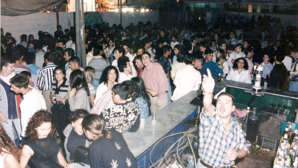 Una caseta en la feria de Vera en los años 90, en El Palmeral, llena de jóvenes de todos los pueblos de la zona,