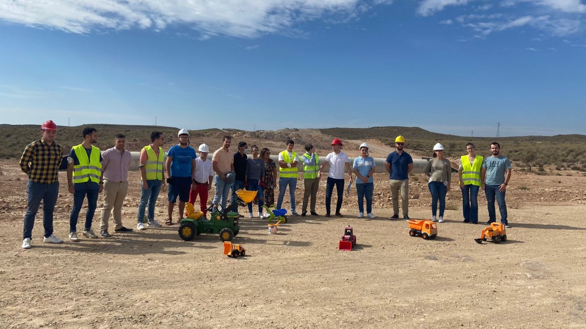 Maquinaria de juguete para denunciar el parón.