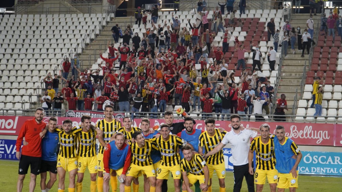 La foto para el recuerdo del Pulpileño con su afición en la Nueva Condomina.