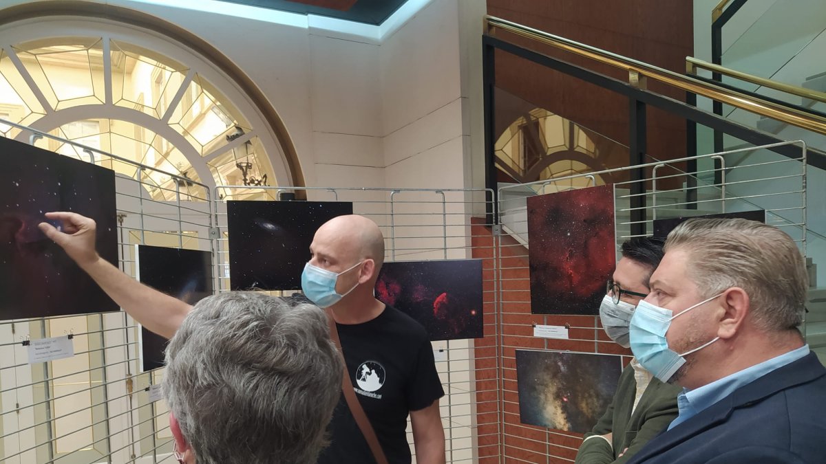 Iko Margalef muestra a Jocelyn Bell sus fotografías de la Vía Láctea tomadas desde Cabo de Gata-