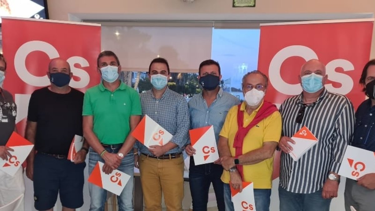 Miembros de Ciudadanos del Levante con Rafael Burgos.