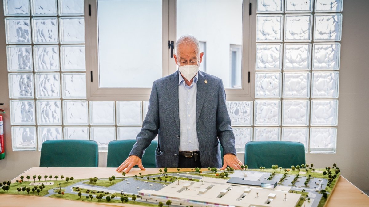 Gabriel Amat, esta mañana, ante la maqueta del futuro Hospital de Roquetas.