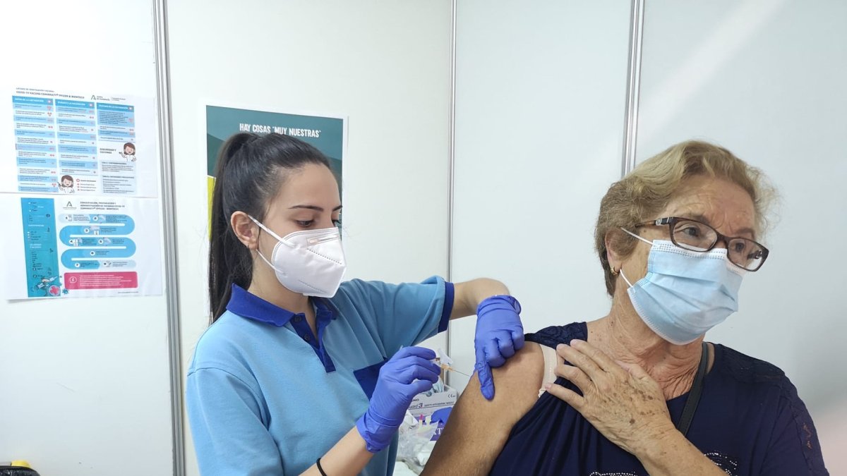 Una enfermera pone la vacuna de la gripe a María, este martes en el Palacio de los Juegos.