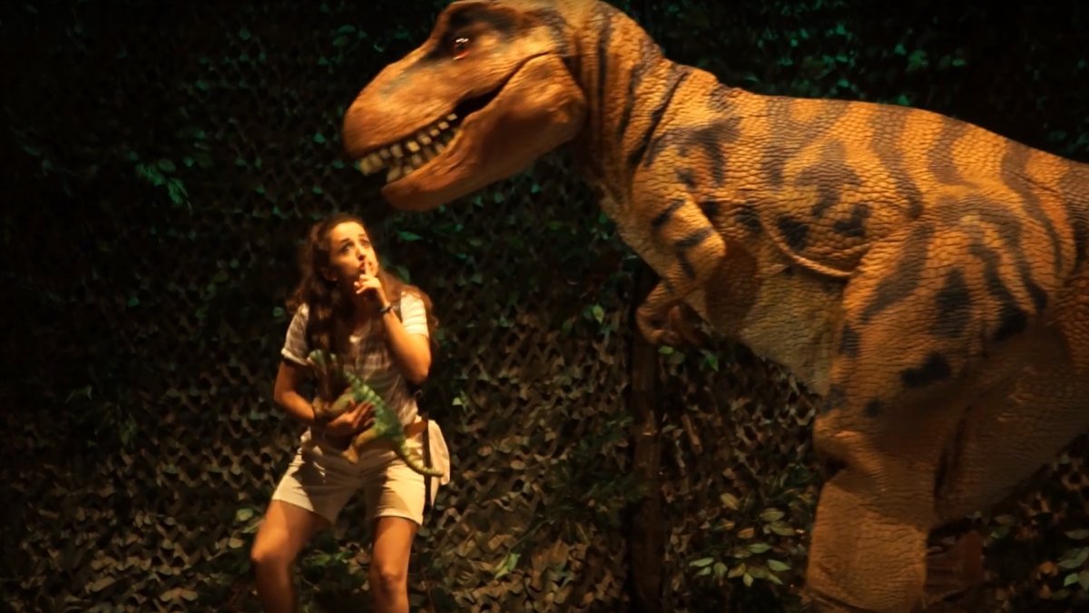Perdidos entre dinosaurios, una novedosa experiencia teatral con la última tecnología hidráulica, acústica y eléctrica.