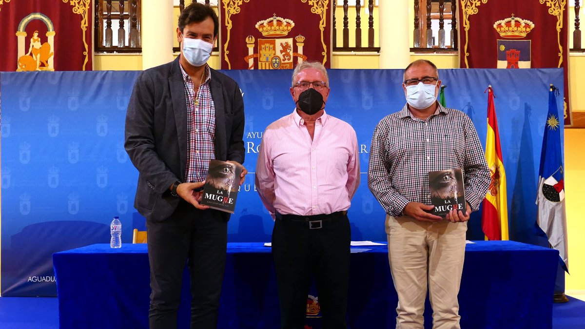 Juan César Morcillo, autor de la novela, entre el concejal Juan José Salvador y el profesor de francés Antonio Cano Mestres.