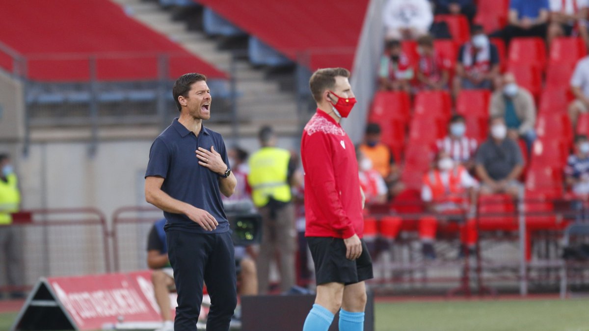 Xabi Alonso gritando desde la banda en la primera mitad del encuentro.
