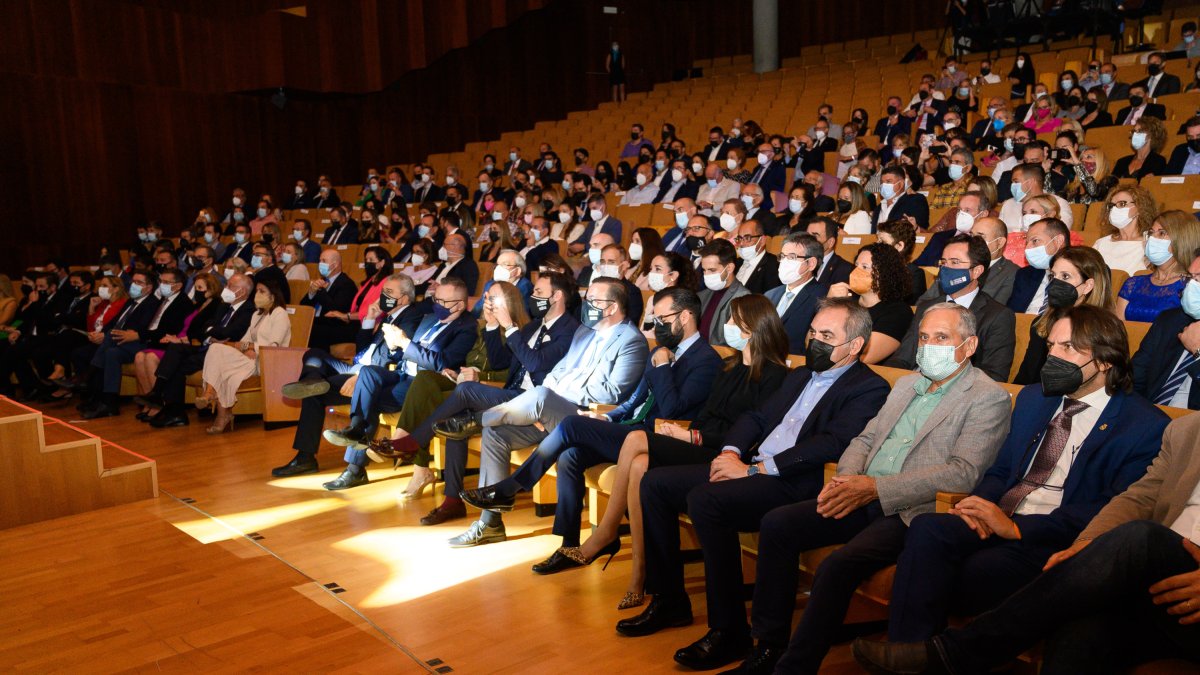 Asistentes a los XVII Premios Poniente disfrutando de la gala.