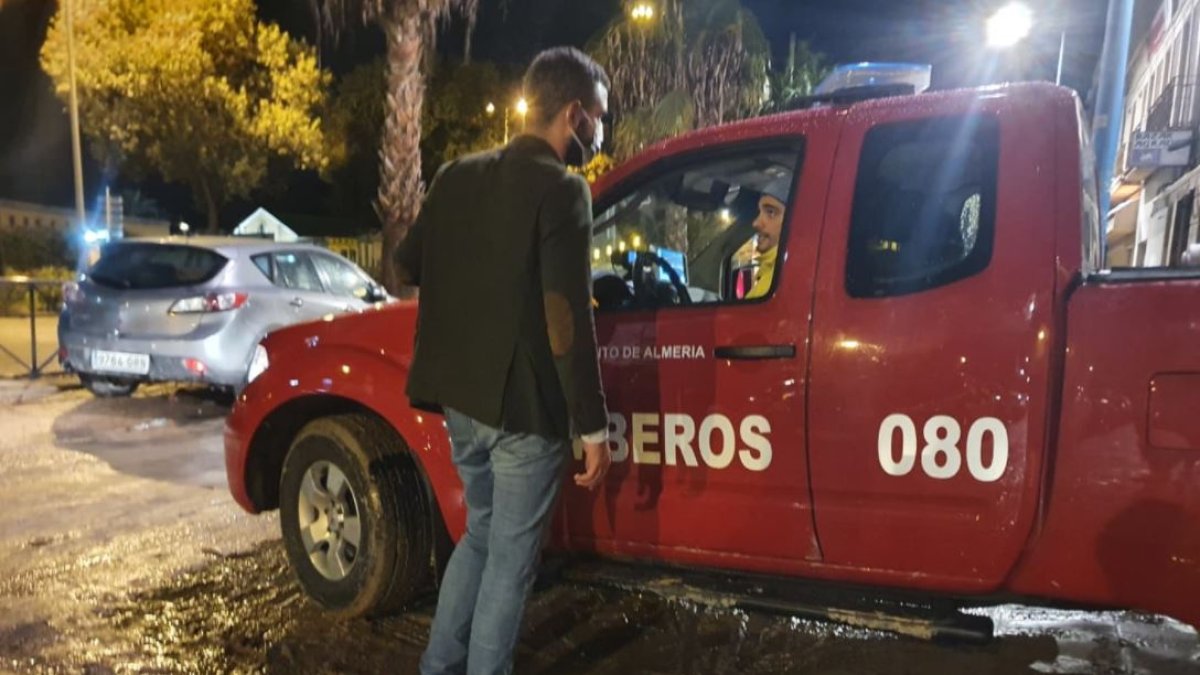 Fernández-Pacheco dialoga con un bombero.
