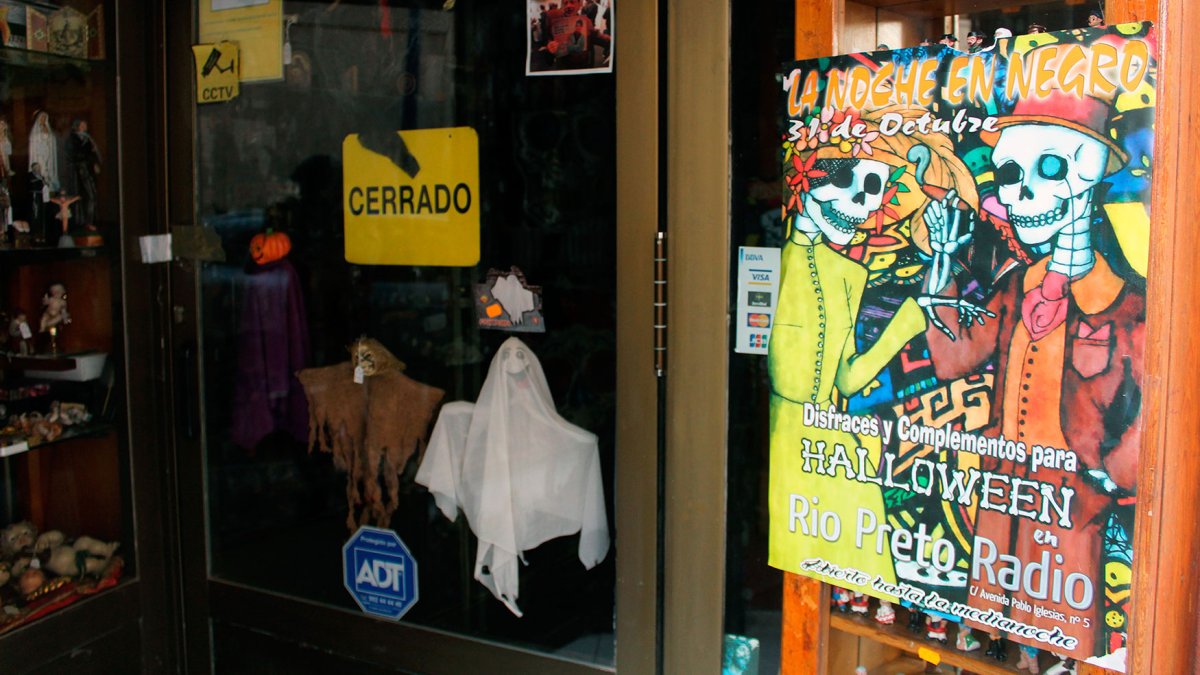 En la histórica tienda de Río Preto su propietario ha vuelto a buscar en Halloween el negocio que ha tenido en otros años.