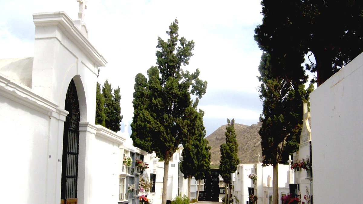 Níjar refuerza la limpieza en los cementerios para el Día de Todos los Santos.