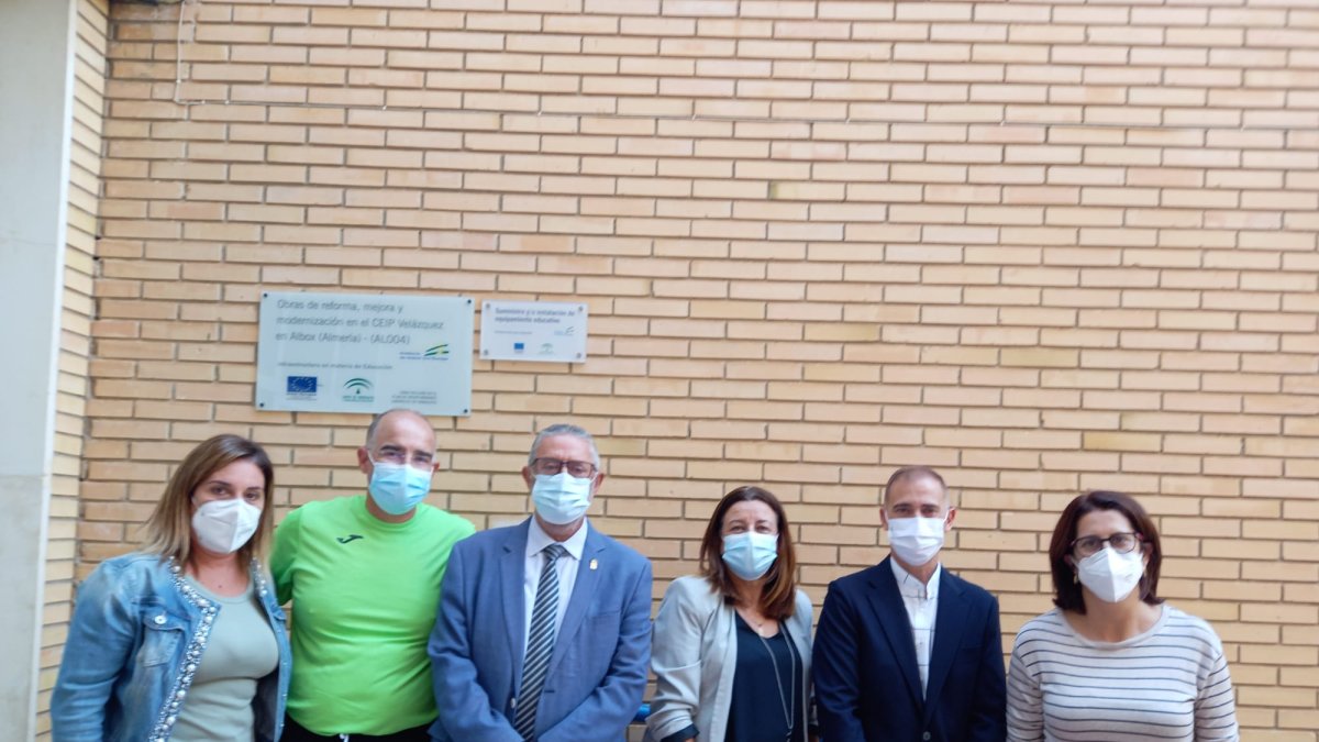 La viceconsejera de Educación, el delegado territorial y el alcalde junto al equipo docente del centro.