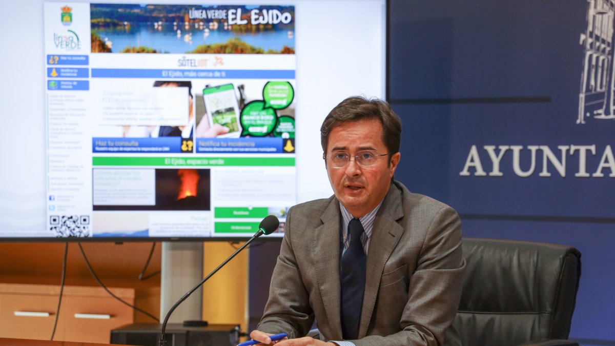 Francisco Góngora, alcalde de El Ejido, durante la presentación de la APP.