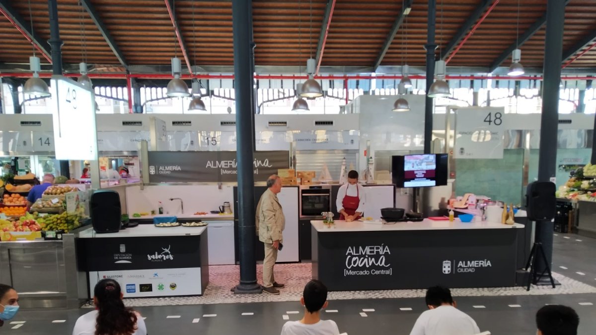 Un momento del showcooking en el Mercado Central.
