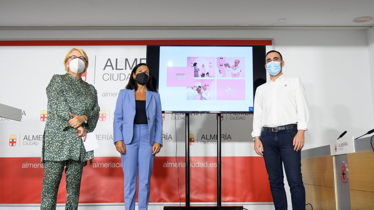 Mari Trini Villegas, Carmen Sánchez y Carlos Sánchez en la presentación