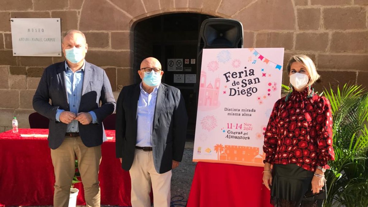 Los ediles del Gobierno municipal con el pregonero.