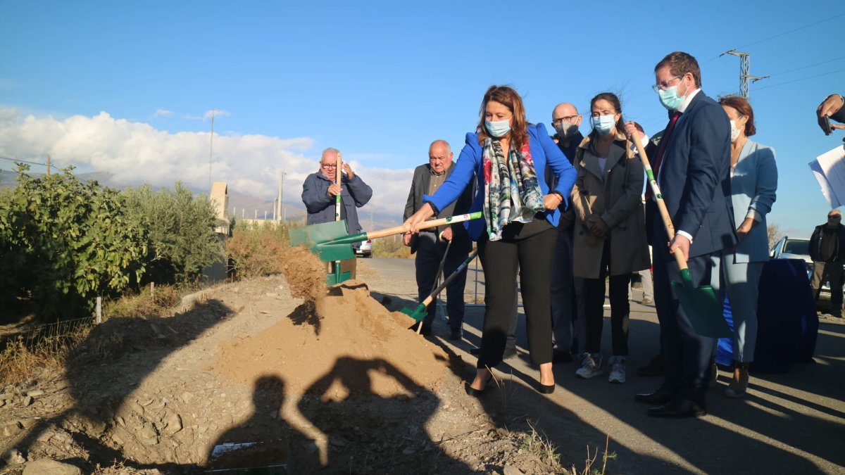 Carmen Crespo ha puesto la primera piedra de las obras.