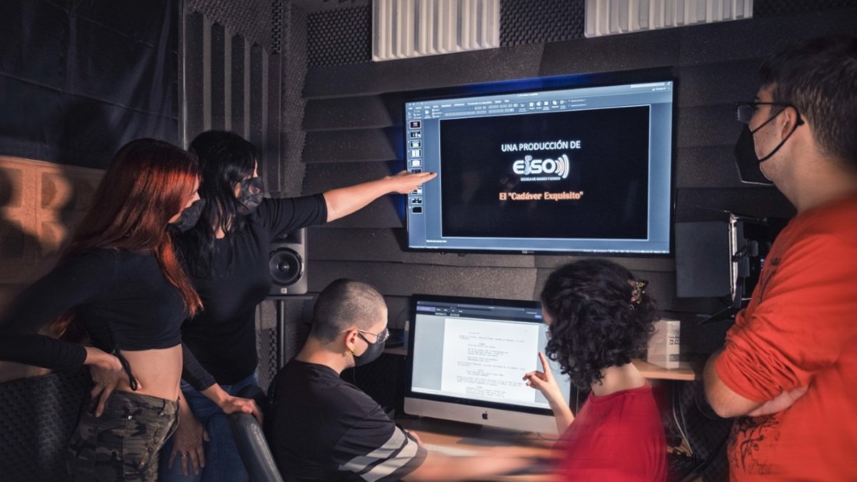 Alumnado de la EISO trabajando en el proyecto colectivo.