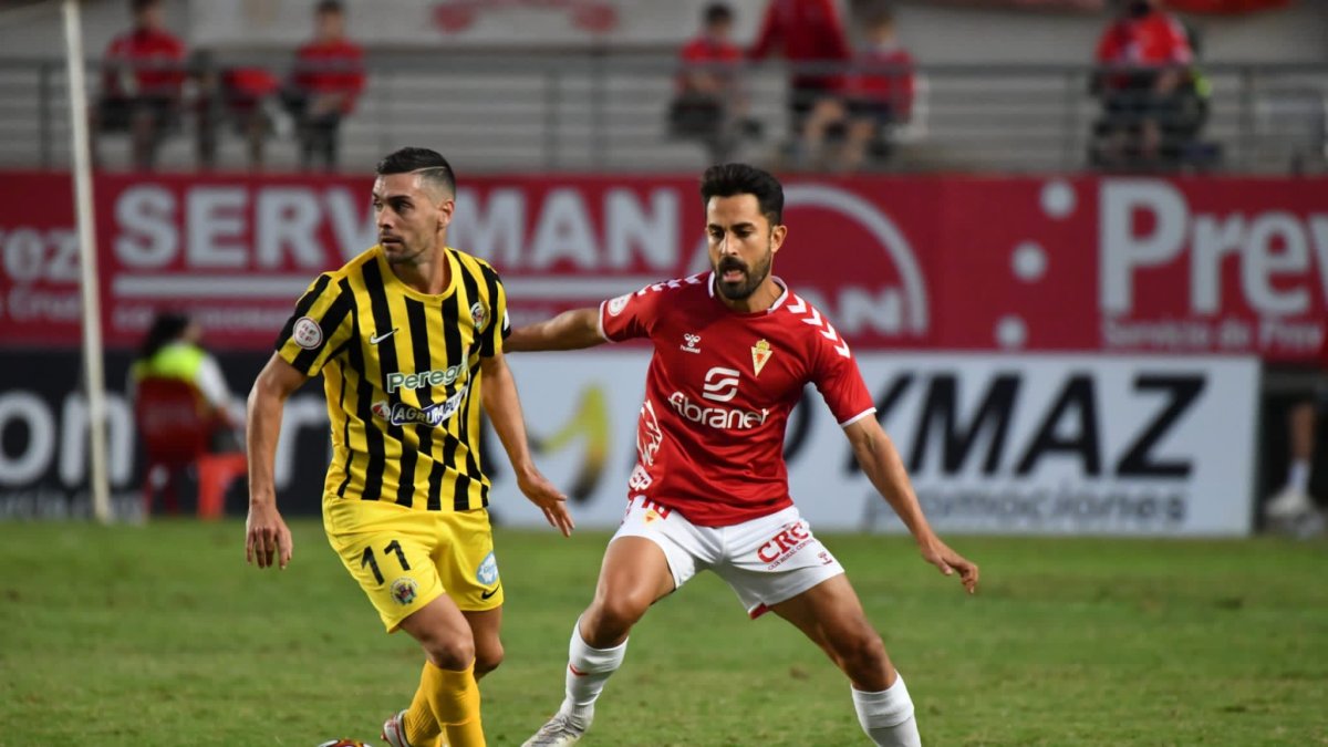 Cristo Martín en una jugada del partido con el Murcia, donde se empató 1-1.