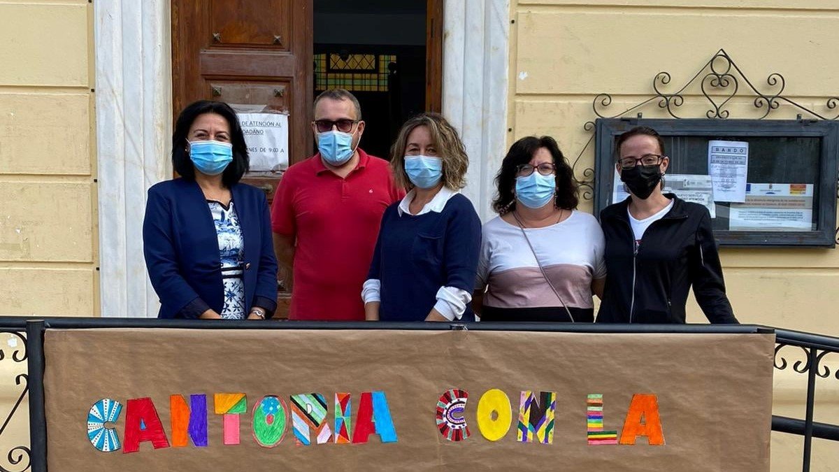 El equipo de gobierno tuvo la idea de organizar el mercadillo solidario.