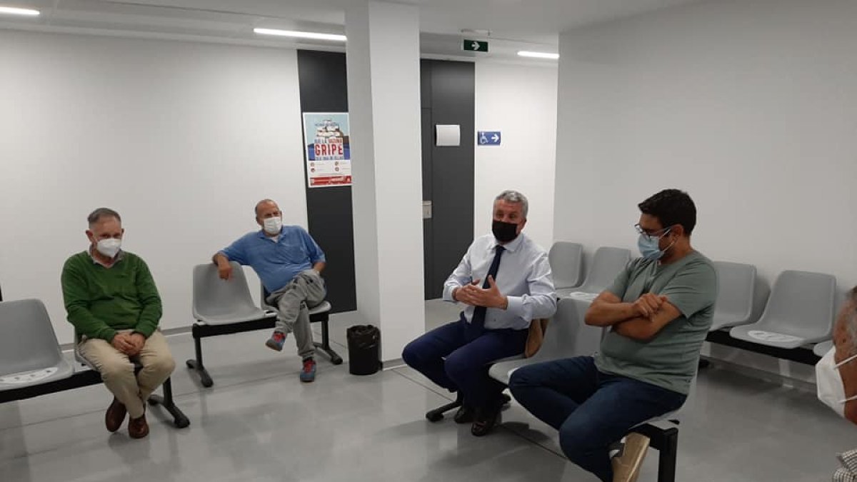 Un momento de la reunión de los vecinos de Pescadería con el delegado de Salud.