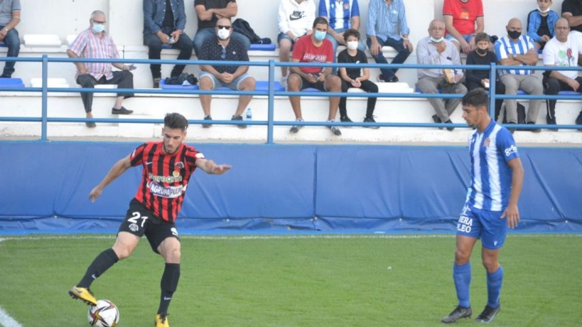 Borja García en una jugada del partido en Águilas.