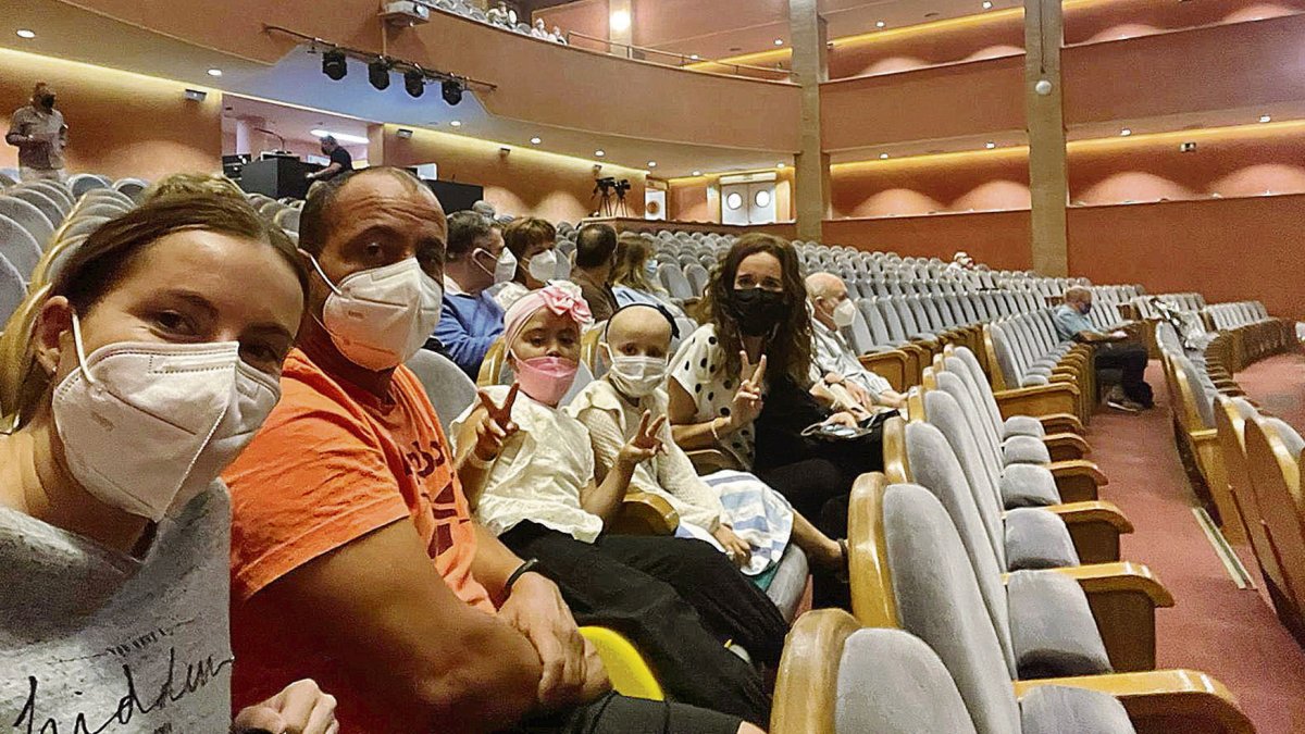 Carmen, Laia y sus familiares, esperando en el Auditorio Maestro Padilla.