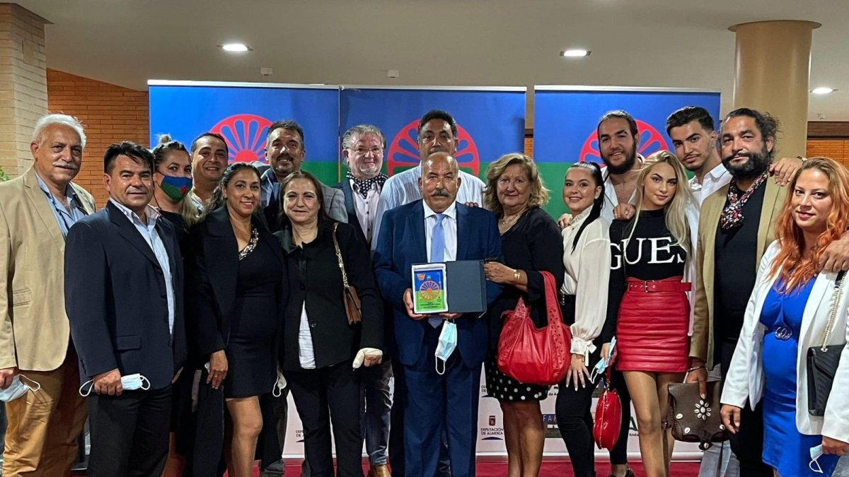 El galardonado junto a familiares y allegados en la ceremonia.