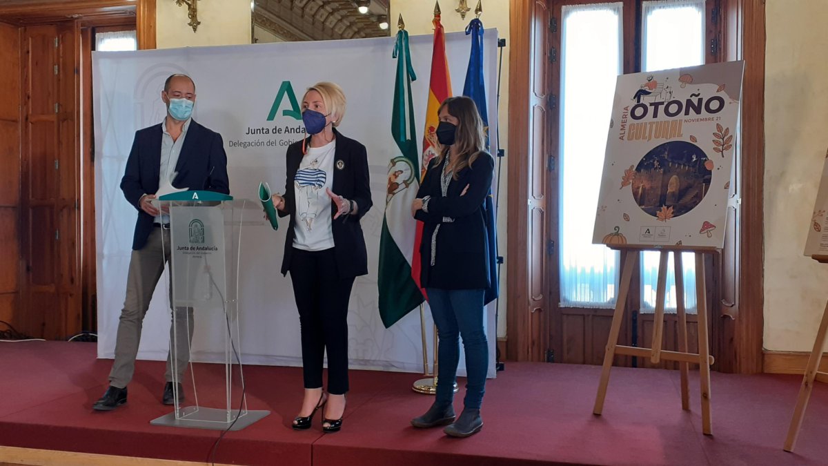 Carlos Fernández, Eloísa Cabrera y Gema Embí, en la Delegación del Gobierno.