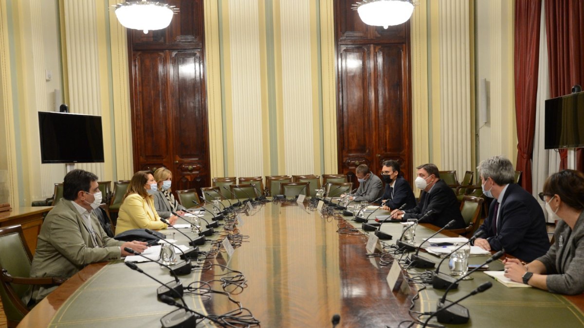Reunión bilateral entre Carmen Crespo y Luis Planas.