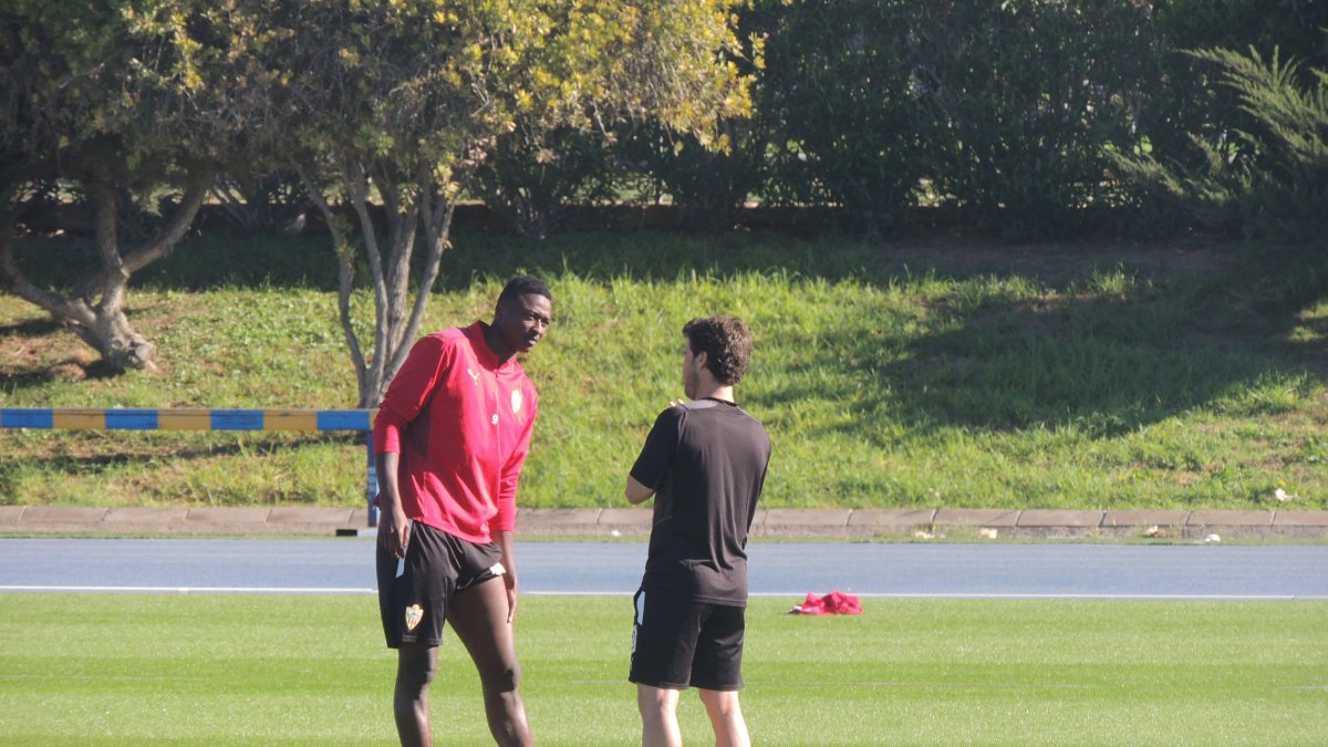 Umar Sadiq y Rubi hablando en el entrenamiento de este jueves.