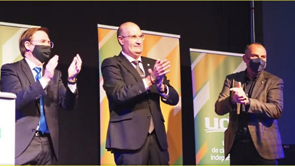 Diego Núñez (en el centro) junto a compañeros de UCIN.